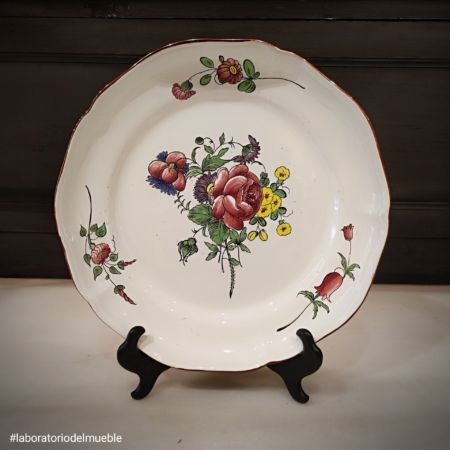 Plato de presentación de cerámica.Flores